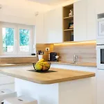 Vila Sea Touch - Beachfront, With A Heated Pool