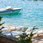 Sea Touch - Beachfront, With A Heated Pool Vila *