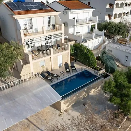 Sea Touch - Beachfront, With A Heated Pool Willa