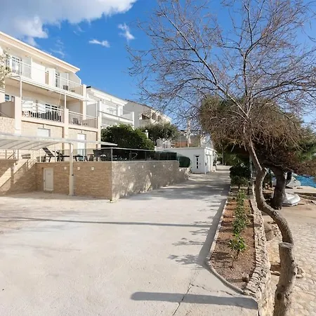 Sea Touch - Beachfront, With A Heated Pool Willa