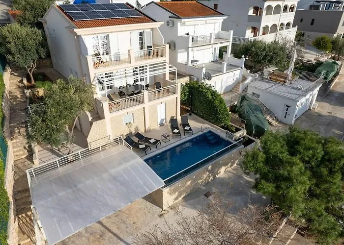 Sea Touch - Beachfront, With A Heated Pool Willa